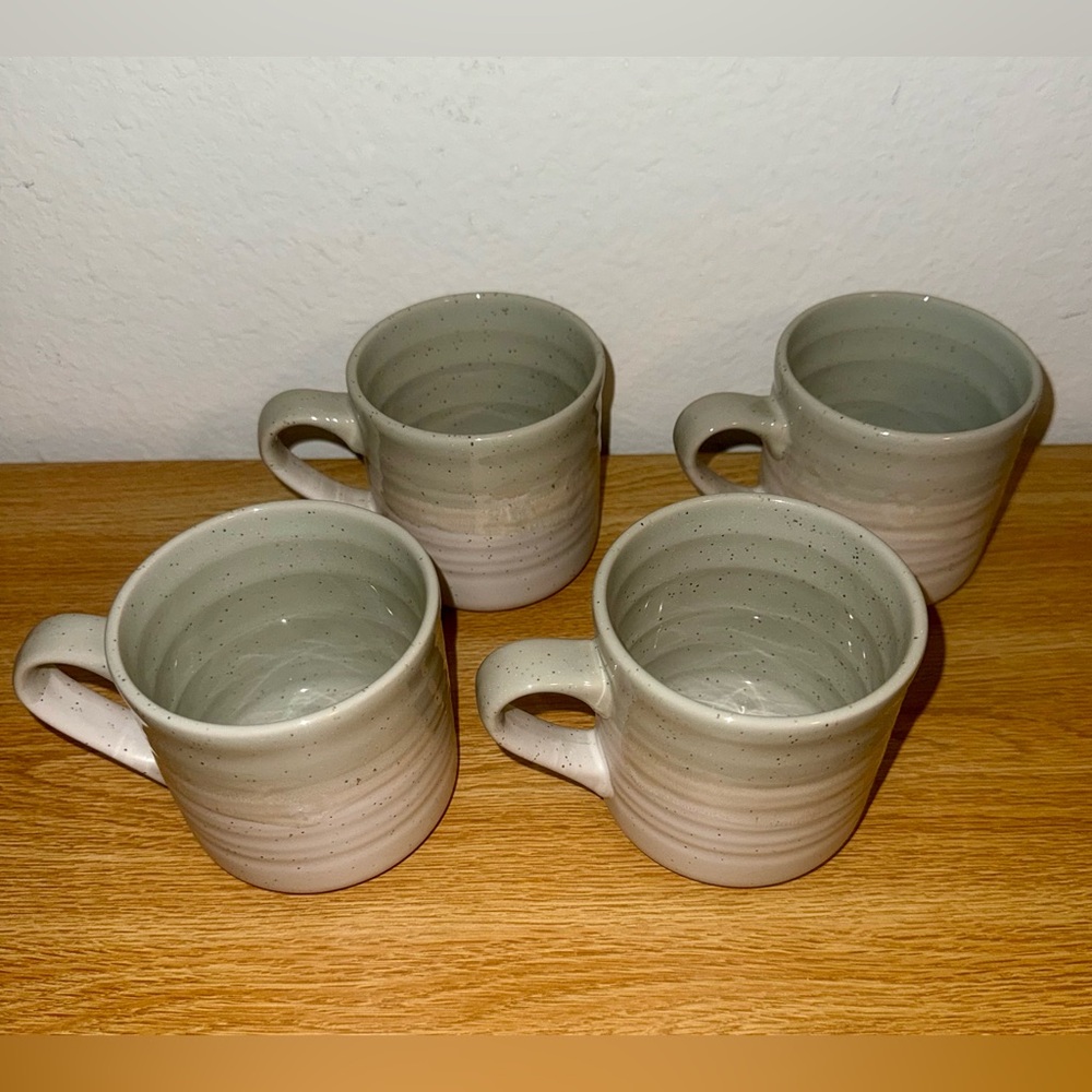 Bloomingdale’s set of 4 mugs NWOT - Picture 2 of 3
